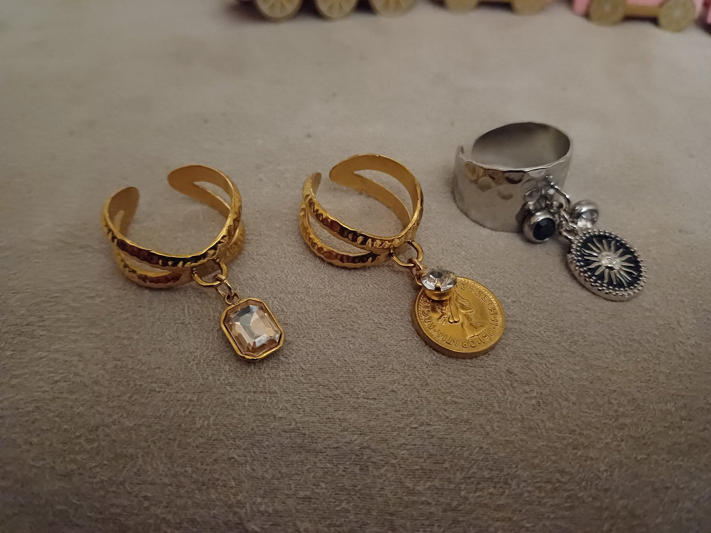 bague réglable dorée avec breloque pendentif