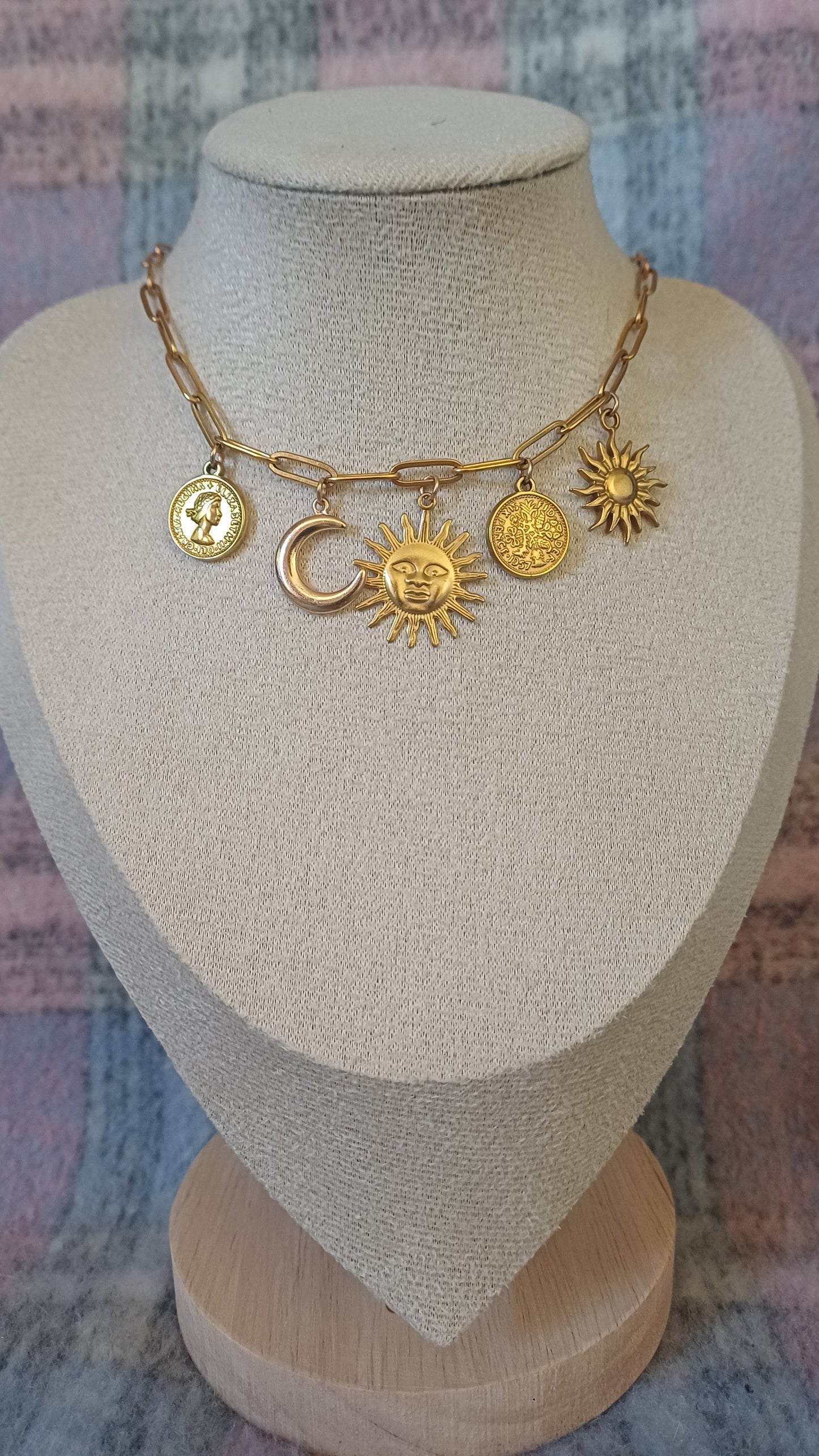 Collier gros maillons doré avec multiples pendentifs