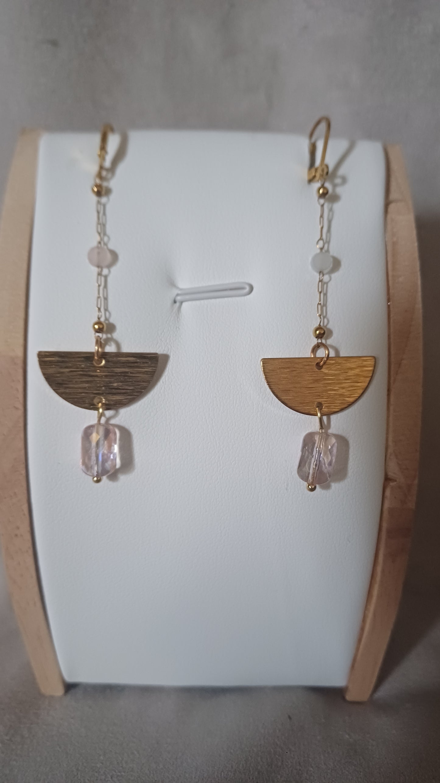 Boucles d'oreilles pendantes demi cercle, chaine et perle verre rose poudré