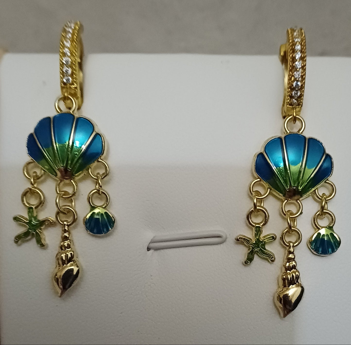 Boucles d' oreilles, fermoirs créoles serties,coquillages et etoile de mer tons verts et dorés