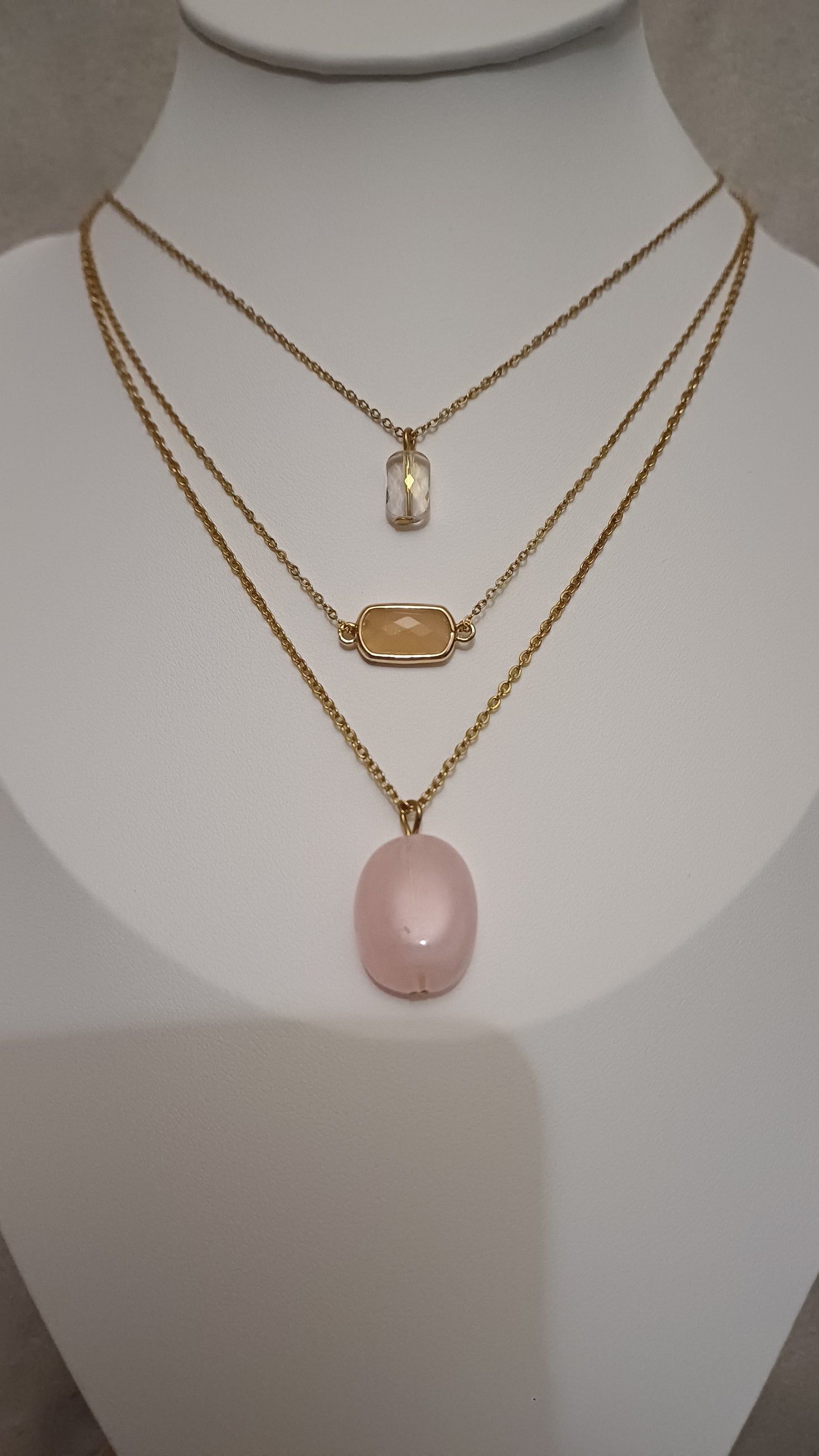 Ensemble de 3 colliers dorés , ton rose poudré