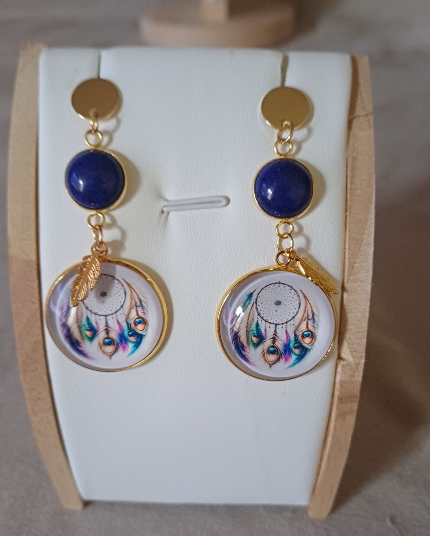 Boucles d' oreilles pendantes cabochon attrape reve et pierre bleue