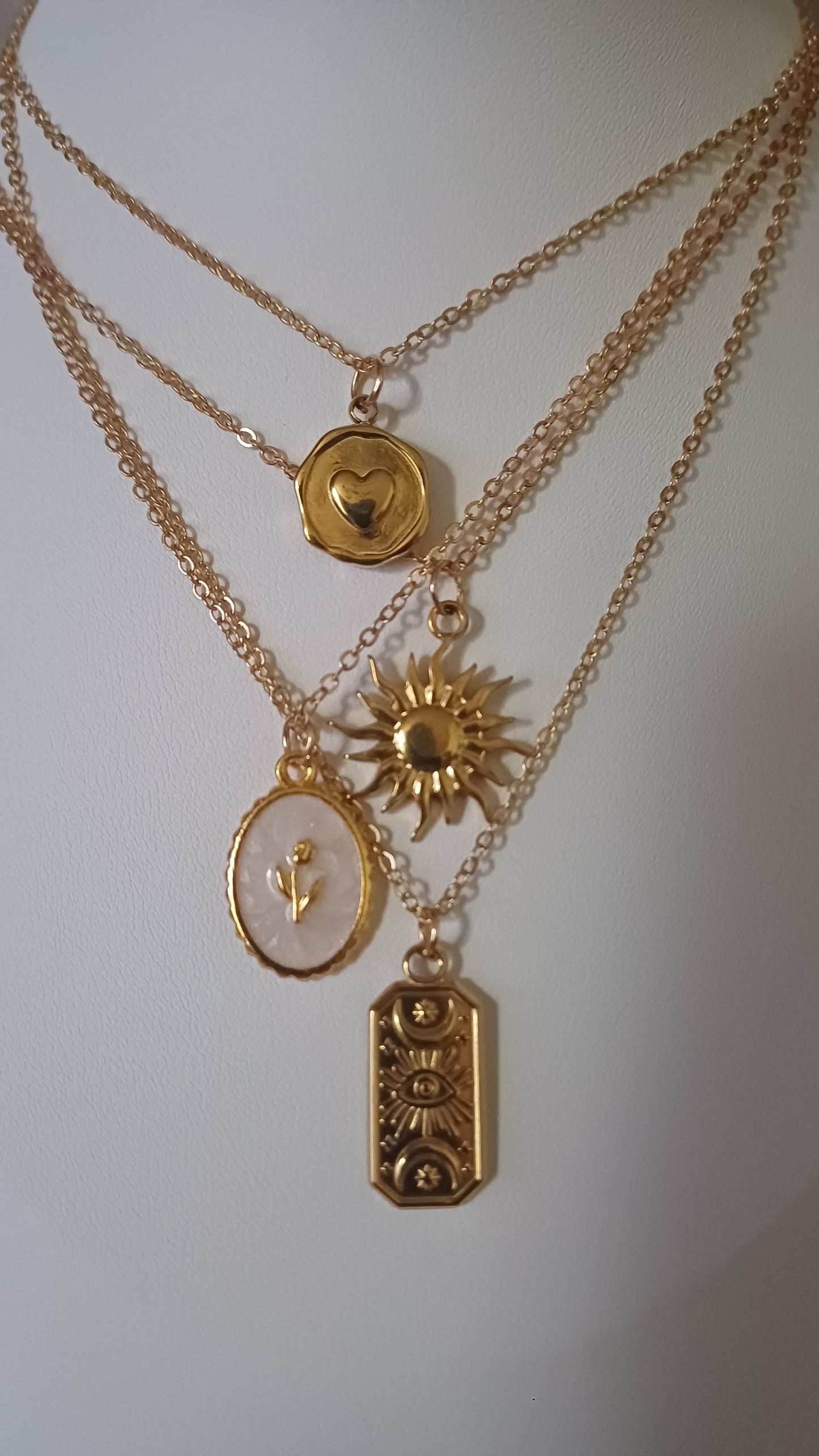 Ensemble composé de 5 colliers hyper tendance