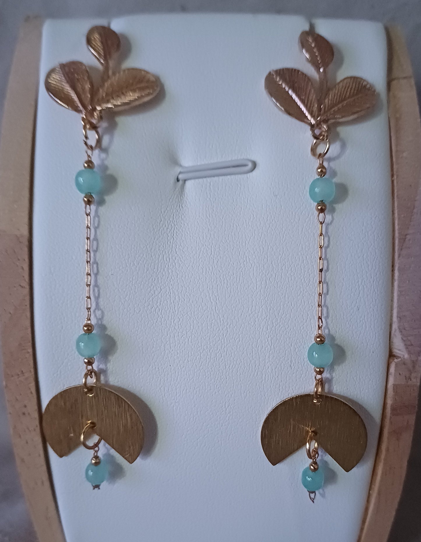 Boucles d' oreilles "petales" pendantes façon chaine, perles bleues