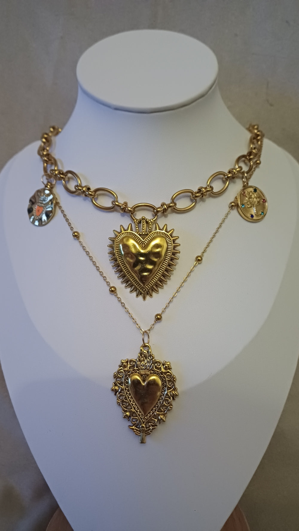 Collier 2 en 1, 1 grosses mailles avec pendentifs, et coeur, et, 1 maille perlée 1 pendentif coeur