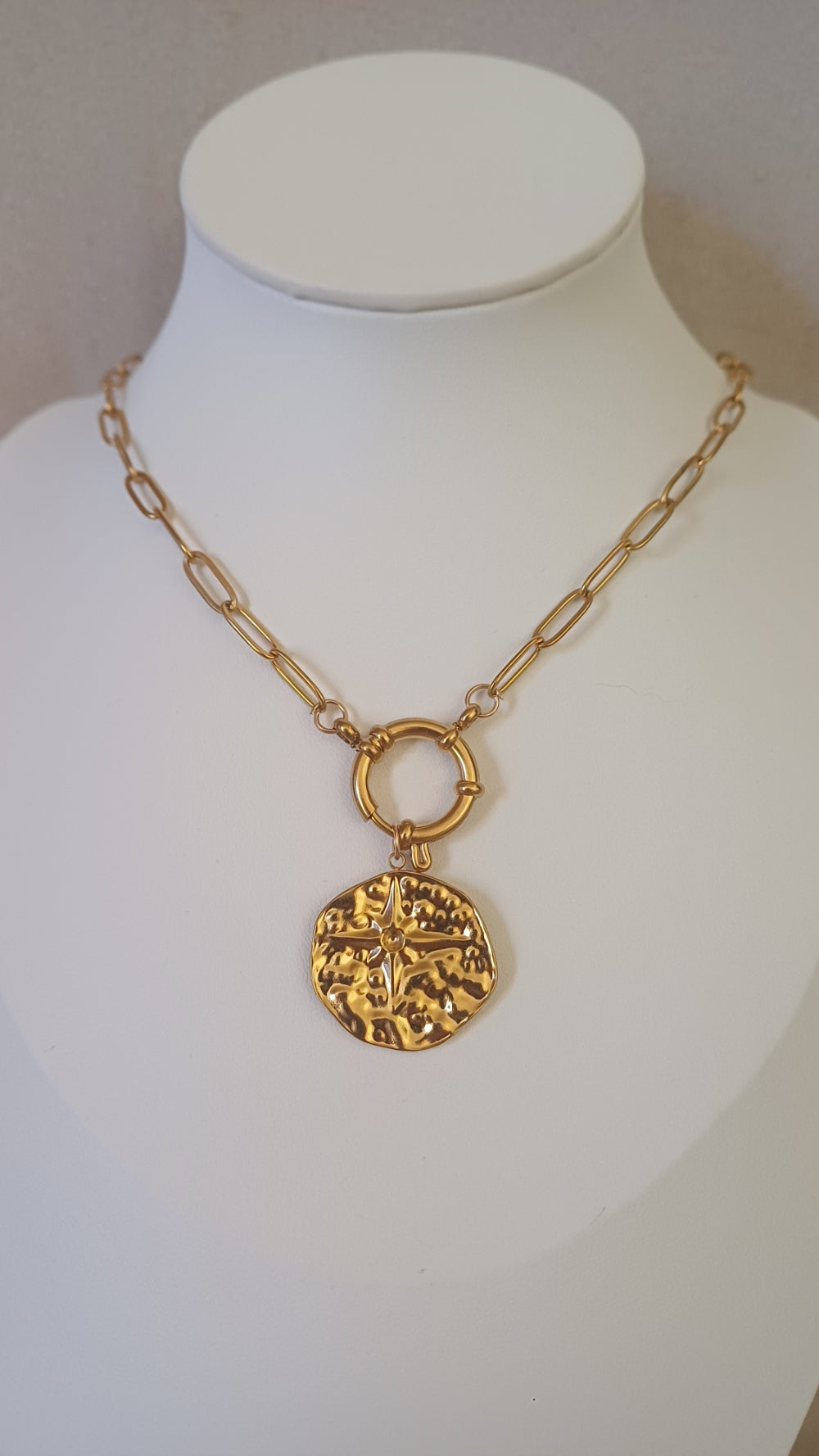 Collier chaine maillons, fermoir à ressort et gros pendentif "médaille"doré
