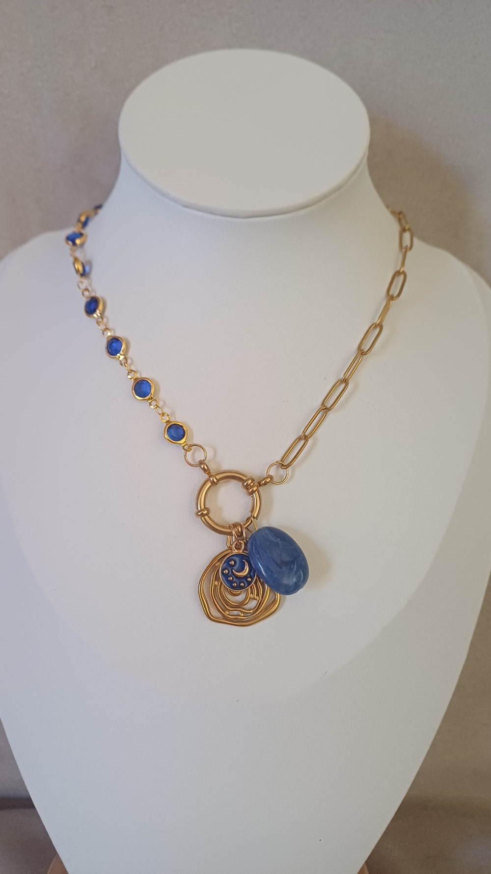 Collier 2 mailles bleu/doré fermoir à ressort 3 pendentifs