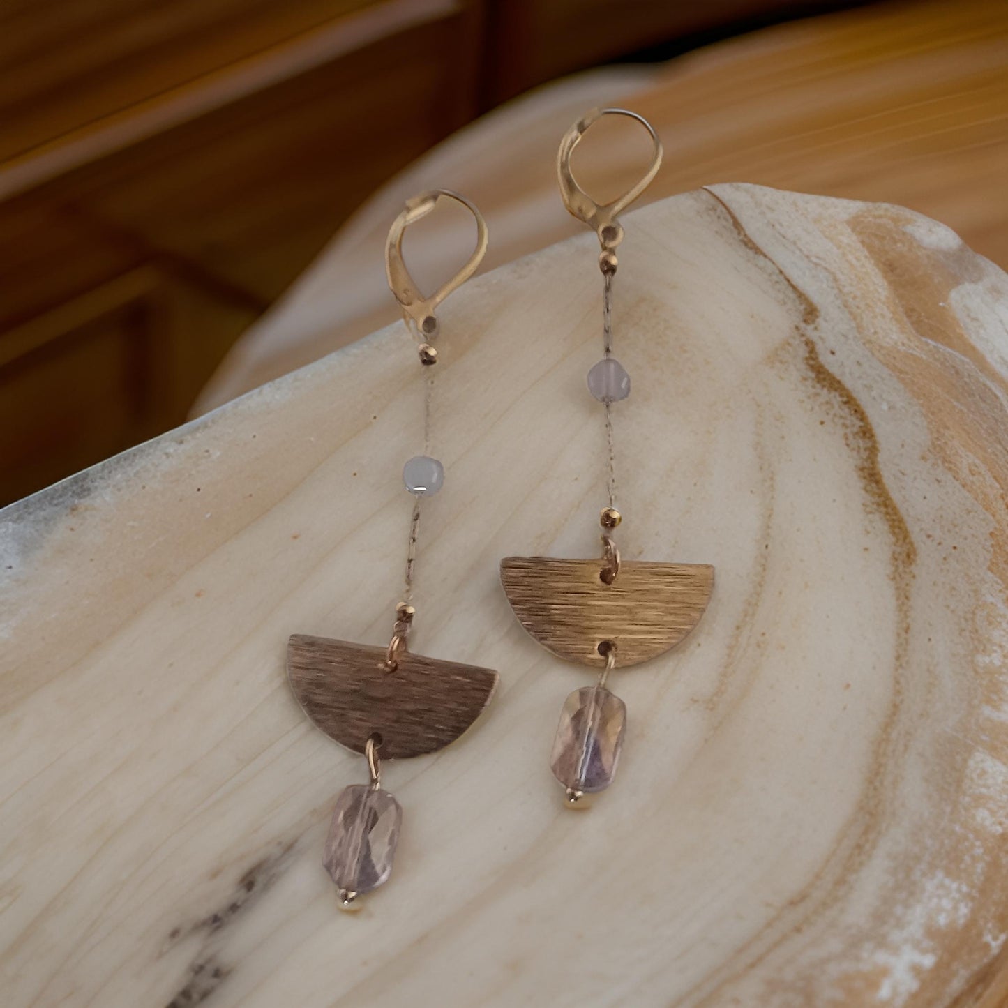 Boucles d'oreilles pendantes demi cercle, chaine et perle verre rose poudré