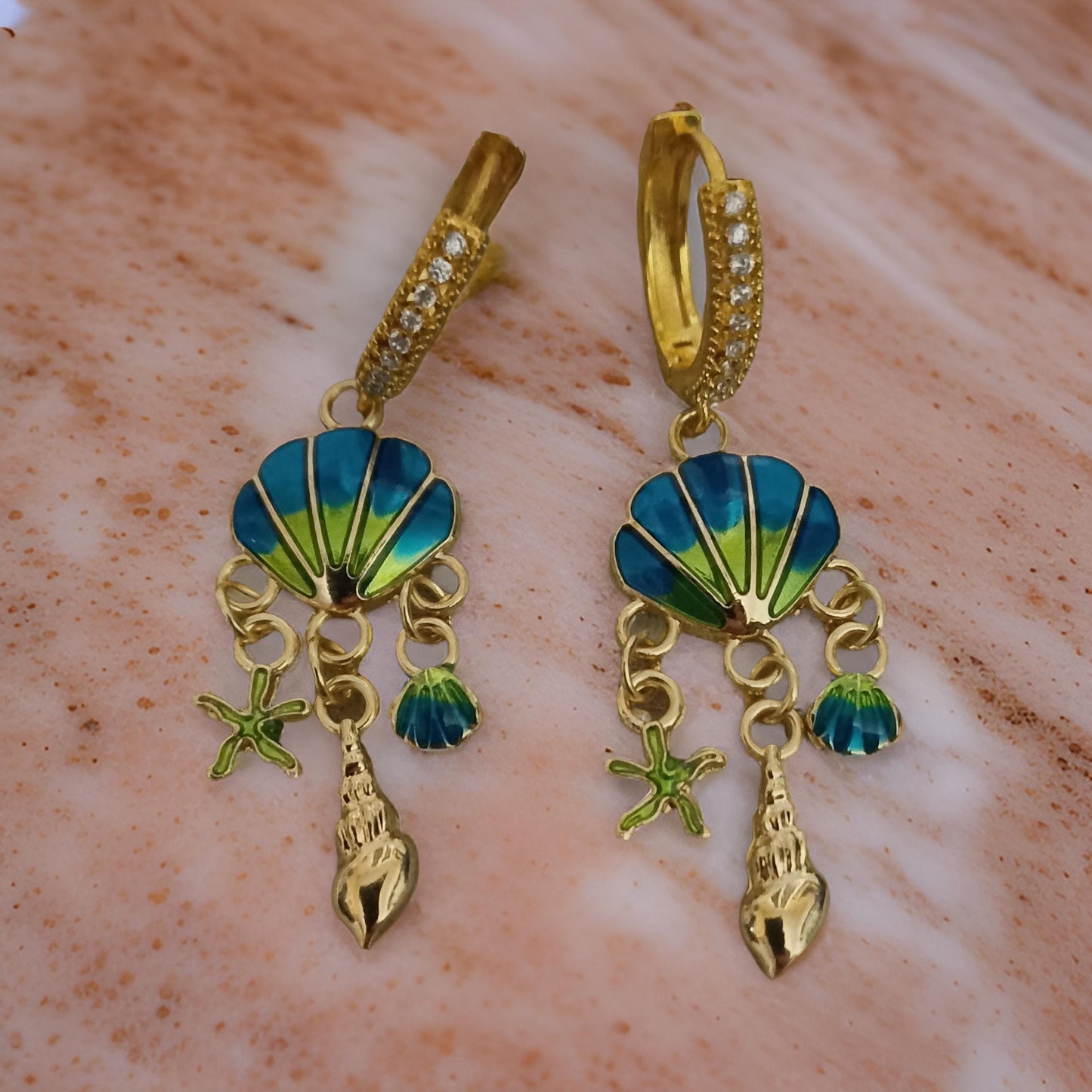 Boucles d' oreilles, fermoirs créoles serties,coquillages et etoile de mer tons verts et dorés