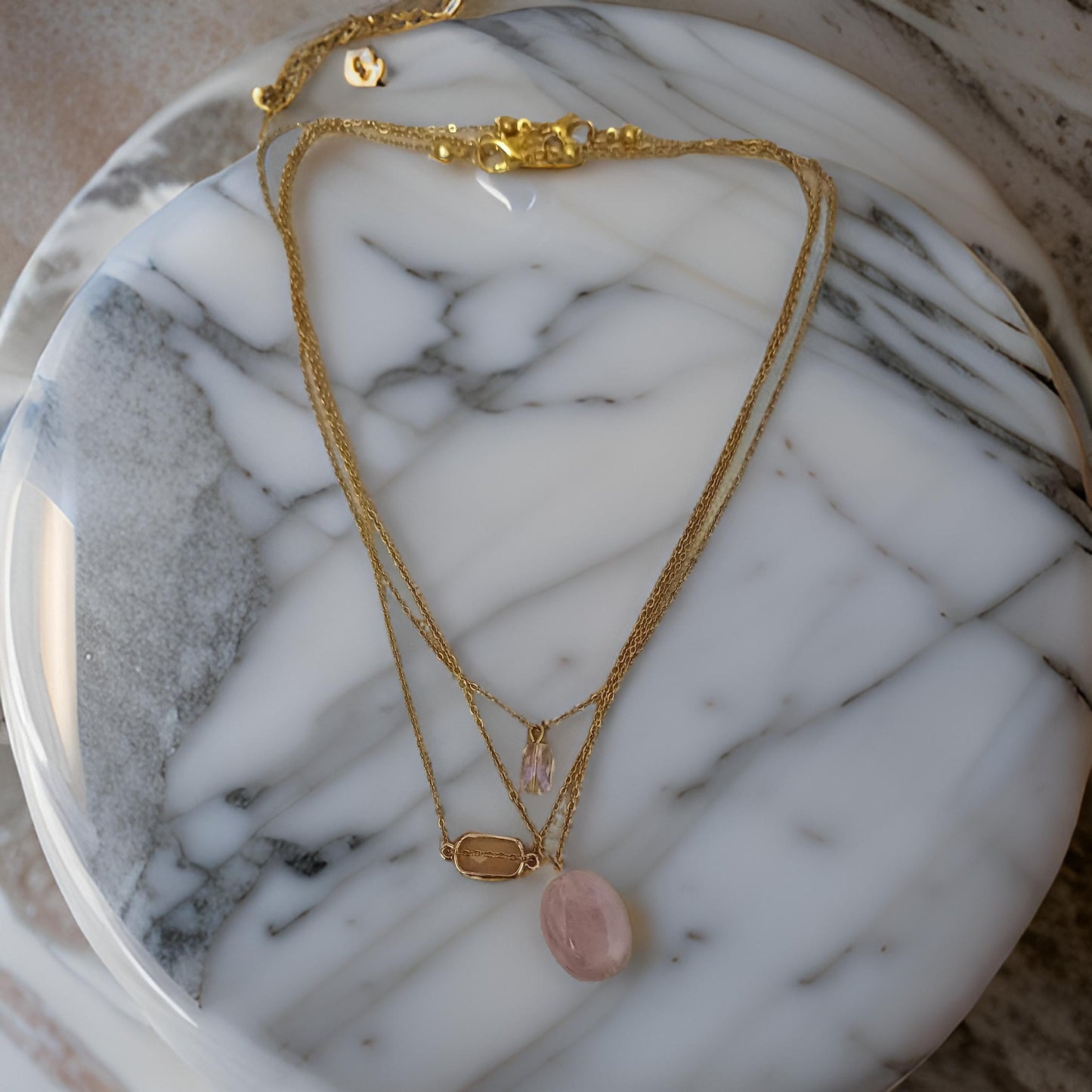 Ensemble de 3 colliers dorés , ton rose poudré