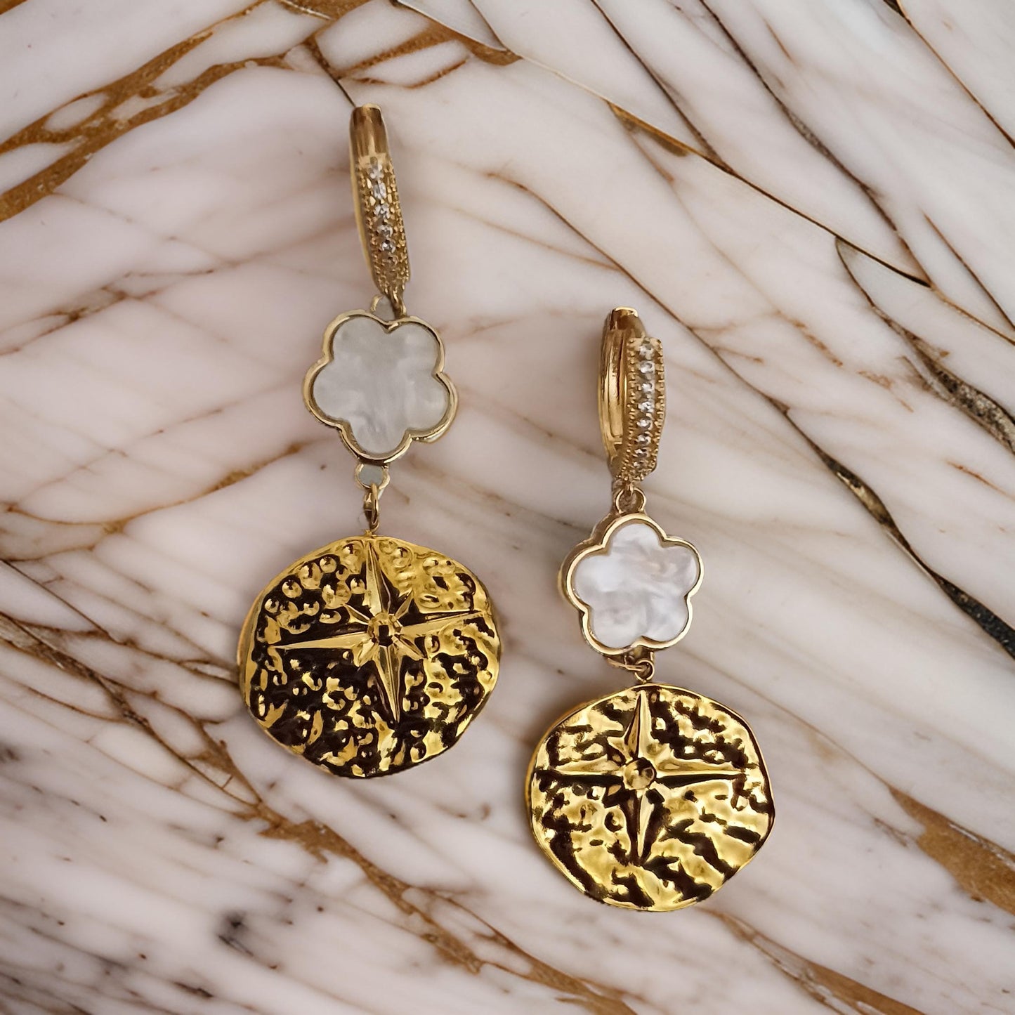 Boucles pendantes fermoirs créoles sertis brillants et médaille façon etoile et refle blanc