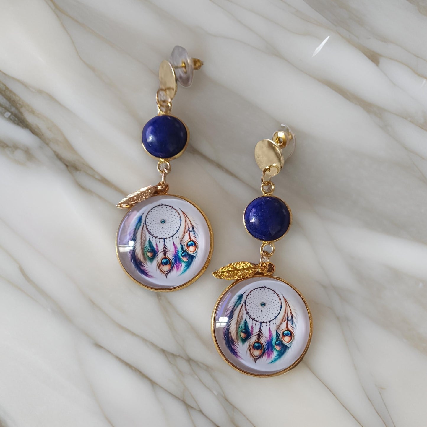 Boucles d' oreilles pendantes cabochon attrape reve et pierre bleue