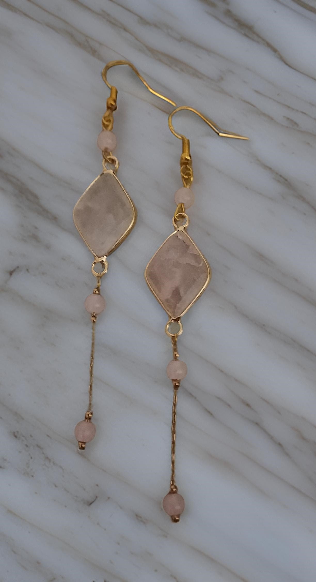 Boucles d' oreilles bohème losange pierre rose poudrée et chaine