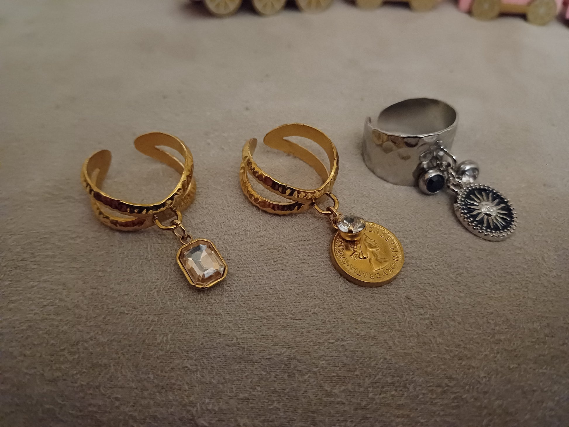 bague réglable dorée avec breloque pendentif