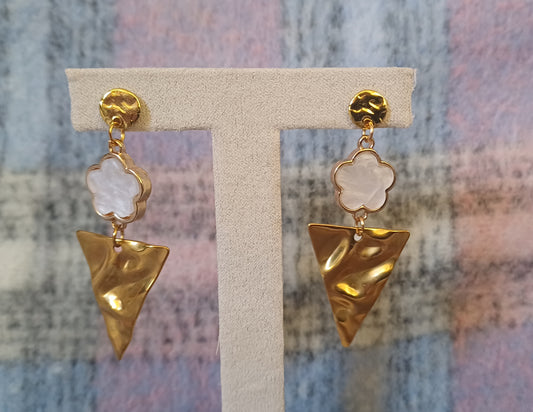 Boucles d' oreilles pendantes "trefle blanc" et triangle
