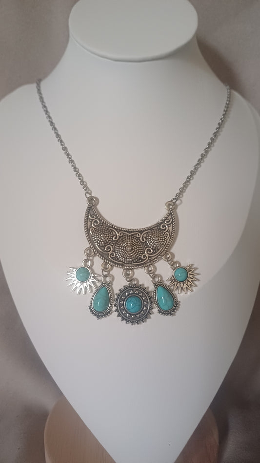 Collier gros médaillon multiples pendentifs style ethnique et boheme