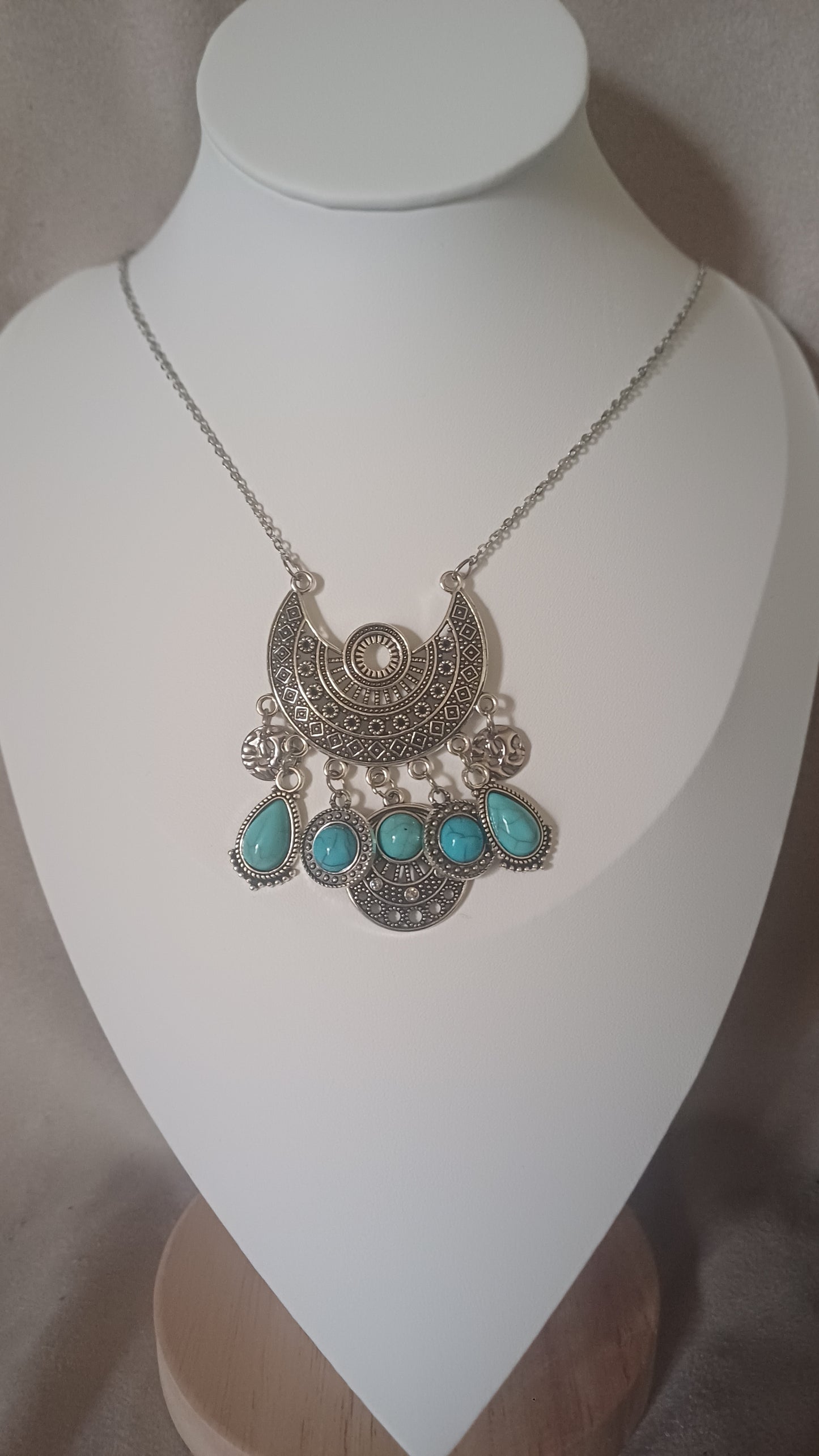 Collier boheme , médaillon moyen avec pendentifs façon argent et turquoise