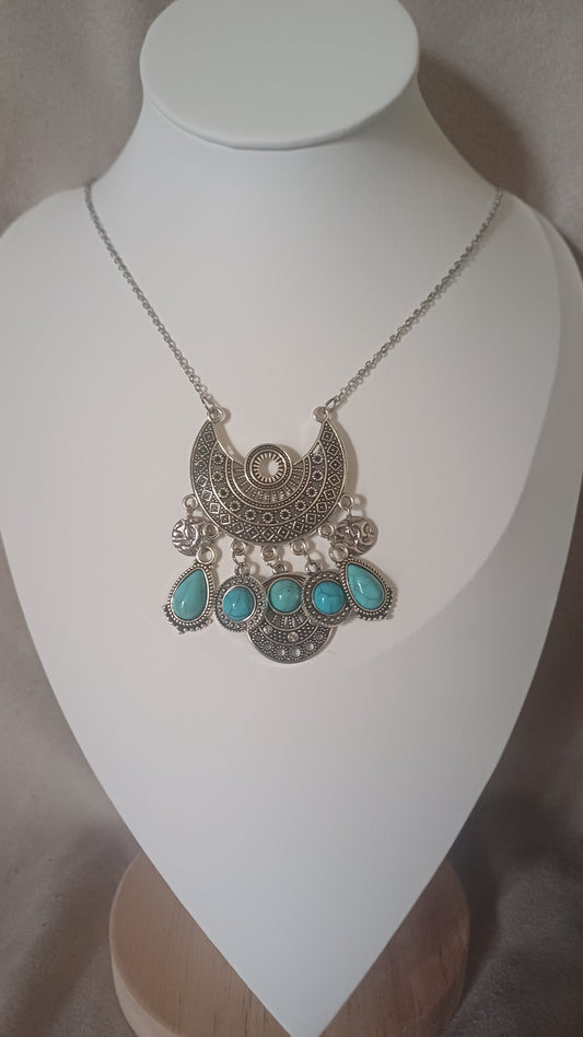 Collier boheme , médaillon moyen avec pendentifs façon argent et turquoise