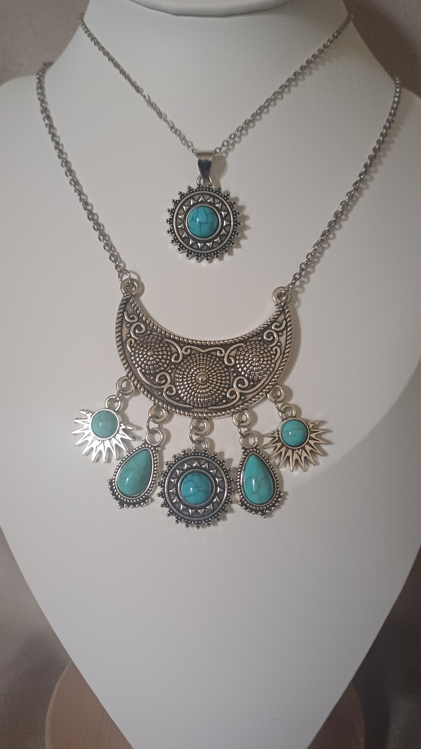 Collier gros médaillon multiples pendentifs style ethnique et boheme