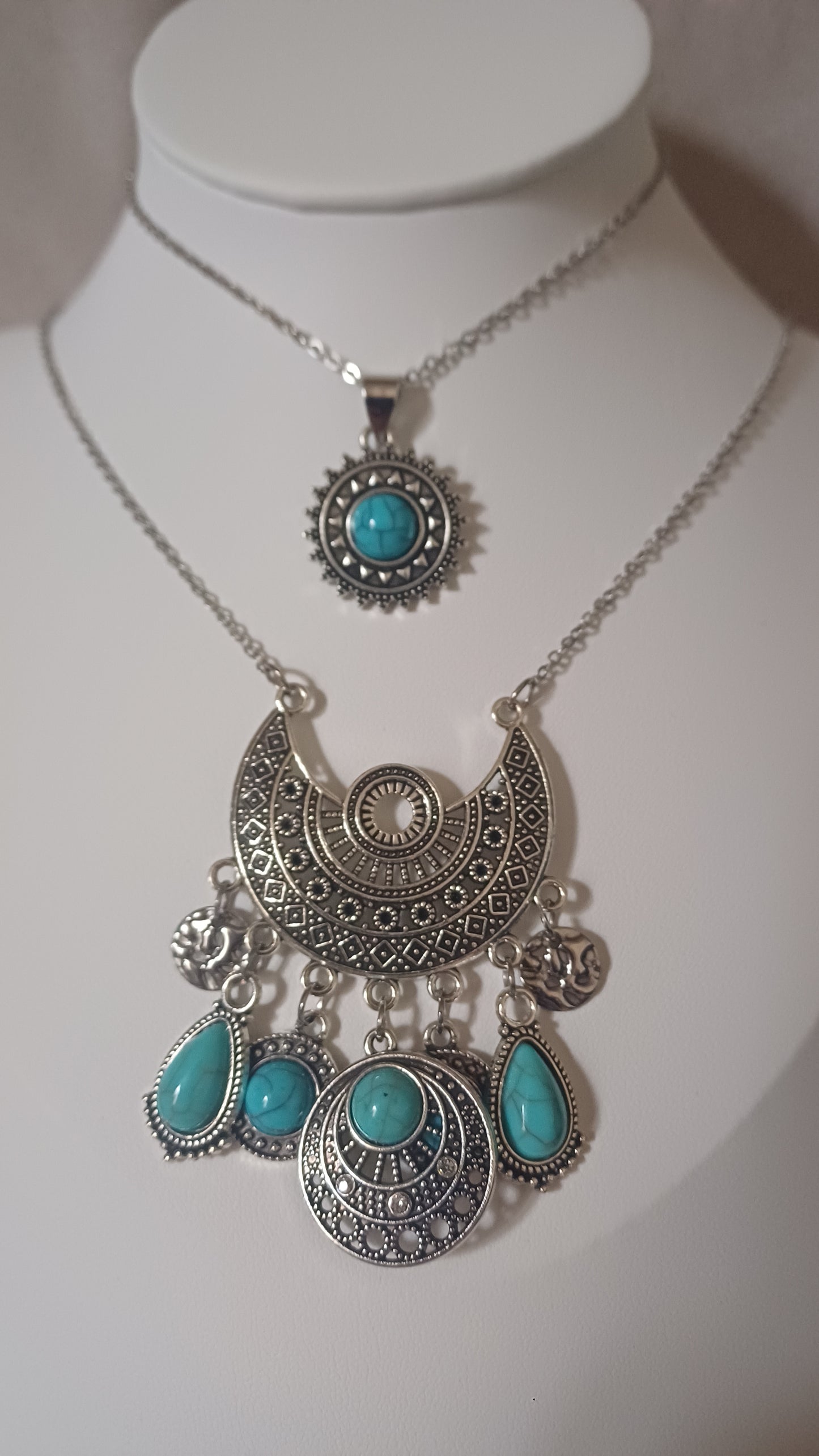 Collier boheme , médaillon moyen avec pendentifs façon argent et turquoise