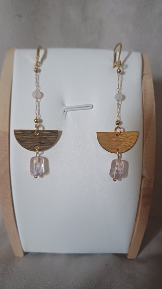 Boucles d'oreilles pendantes demi cercle, chaine et perle verre rose poudré