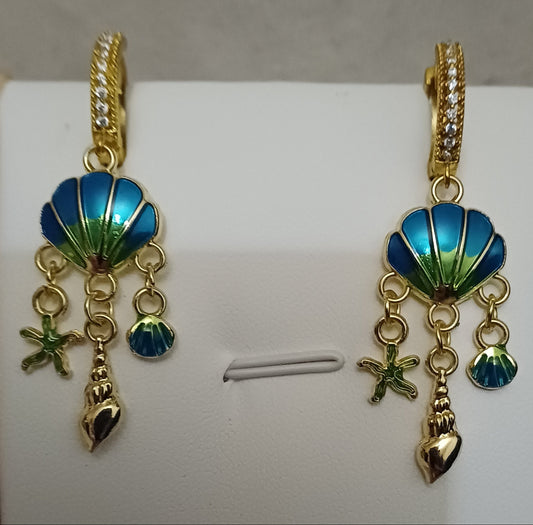 Boucles d' oreilles, fermoirs créoles serties,coquillages et etoile de mer tons verts et dorés