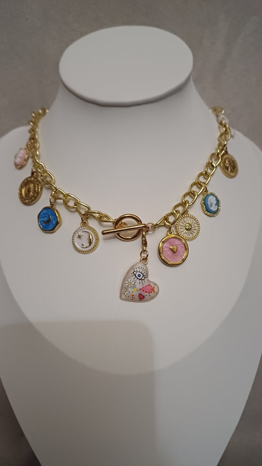 Collier ultre tendance, chaine gros maillon, coloré et multi pendentifs avec coeur et femoir T