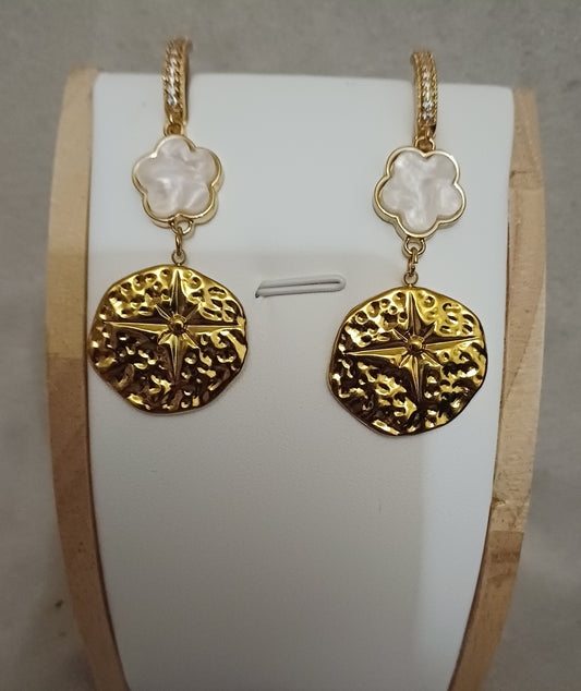 Boucles pendantes fermoirs créoles sertis brillants et médaille façon etoile et refle blanc