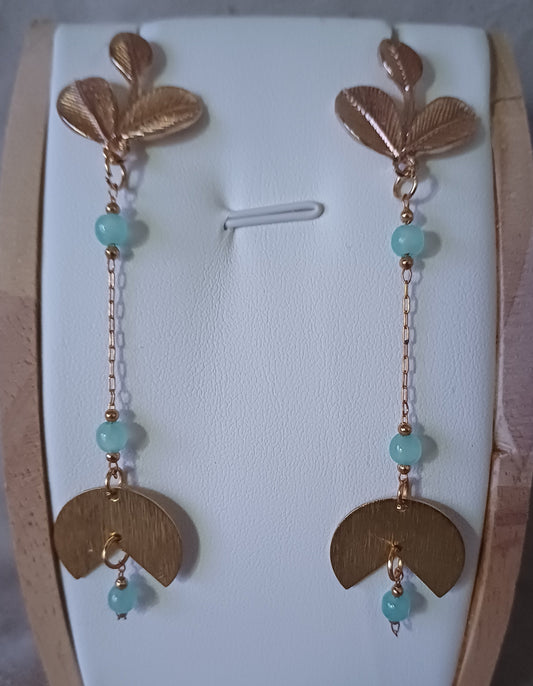 Boucles d' oreilles "petales" pendantes façon chaine, perles bleues