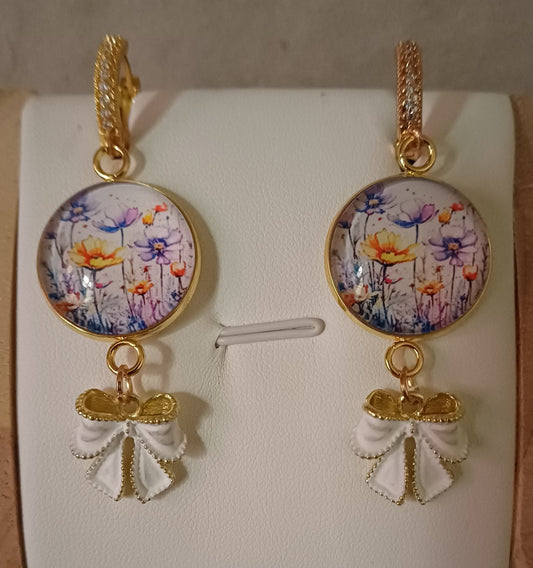 Boucles d' oreilles " floral" fermoir anneaux sertis, cabochon et ruban blanc