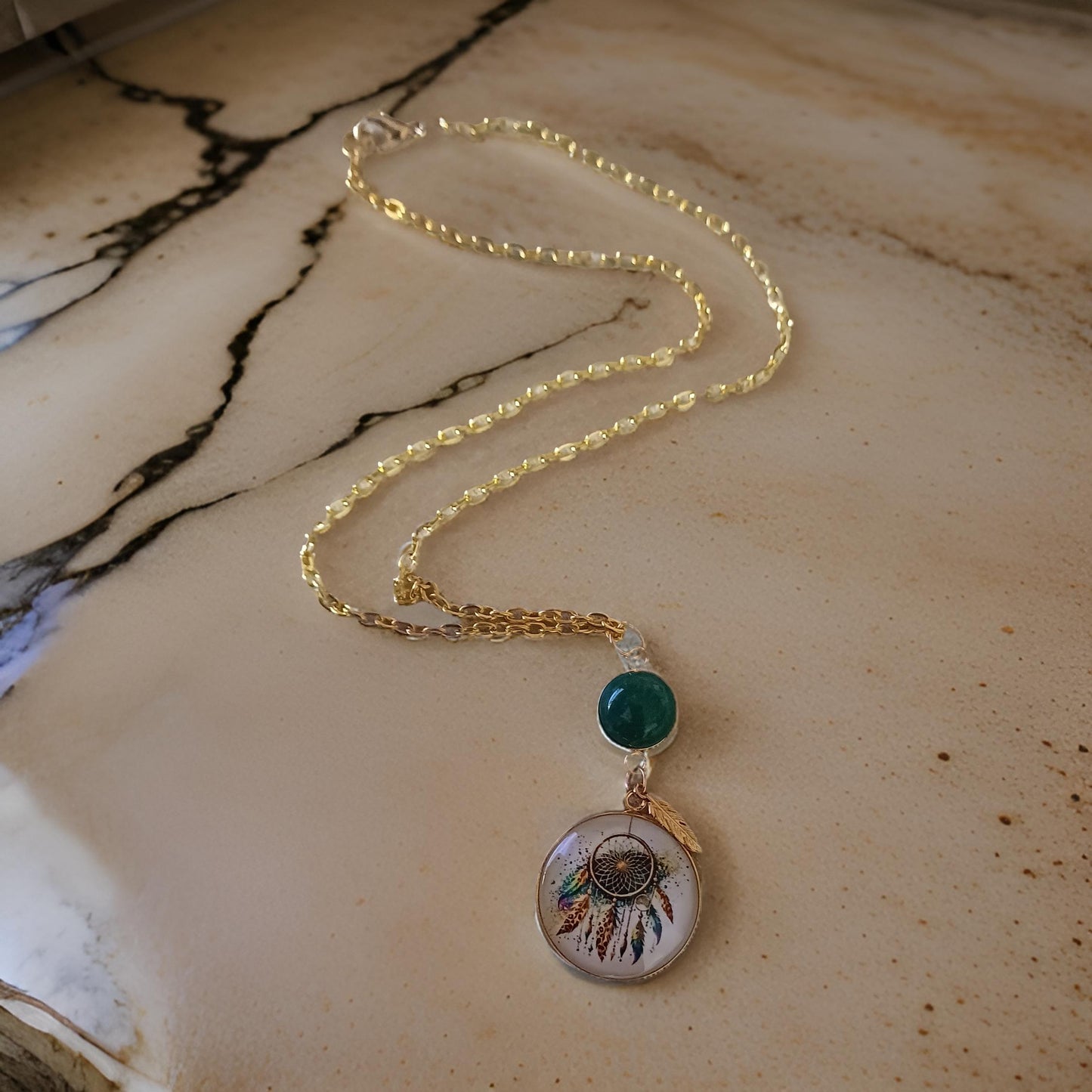 Collier "attrape reve" tons verts et pierre verte