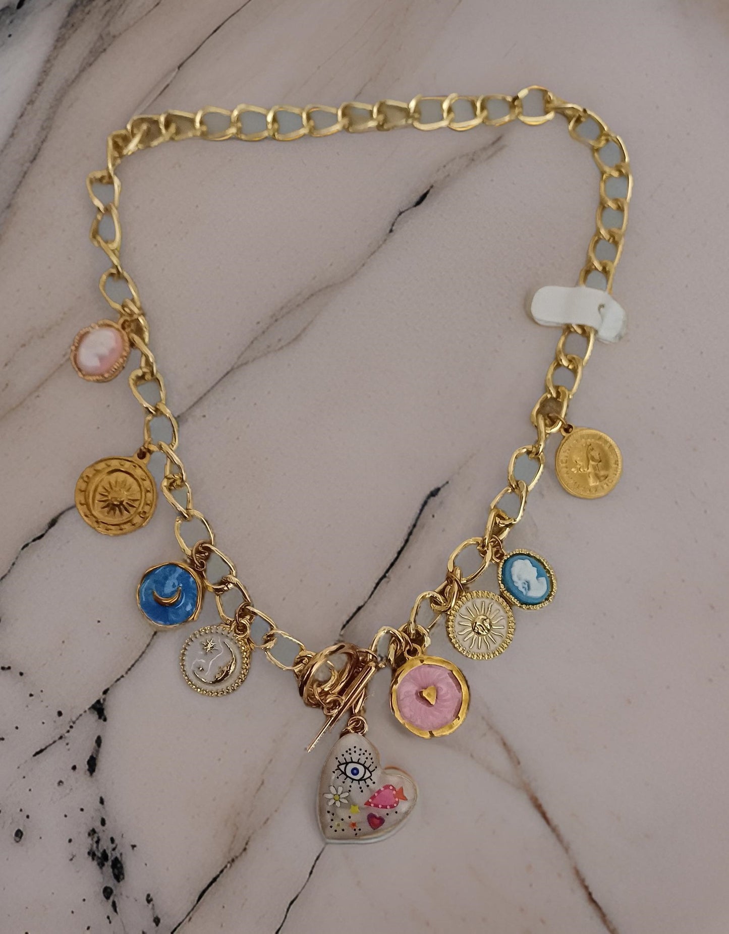 Collier ultre tendance, chaine gros maillon, coloré et multi pendentifs avec coeur et femoir T